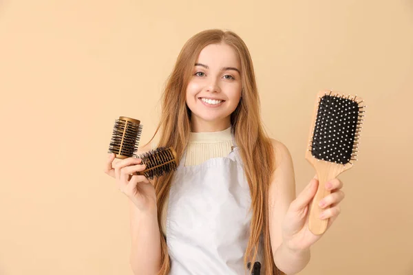 Saç Bigudileri Bej Arka Planda Fırçası Olan Kadın Kuaför — Stok fotoğraf