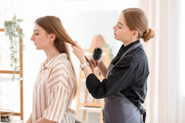 Femme Coiffeuse Brossant Les Cheveux Jeune Femme Dans Salon Beauté — Photo