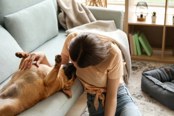 Jovem Mulher Com Bulldog Francês Bonito Casa — Fotografia de Stock