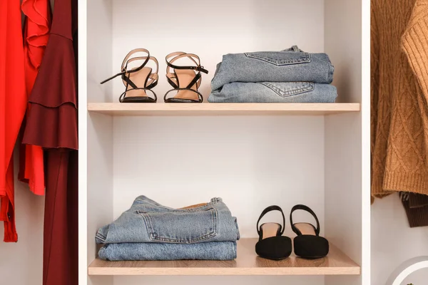 Prateleiras Com Sapatos Elegantes Jeans Boutique — Fotografia de Stock