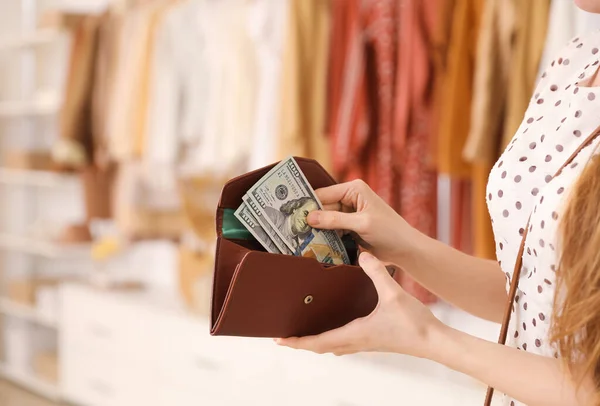 Young Woman Wallet Money Boutique Closeup — Stock Photo, Image