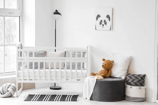 Bebek Yatağı Şilteli Çocuk Odasının Şık Bir Mekanı — Stok fotoğraf