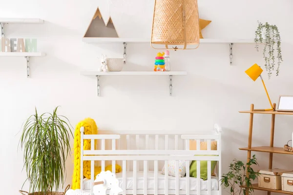Stilvolle Einrichtung Des Kinderzimmers Mit Babybett Und Schaukelpferd — Stockfoto
