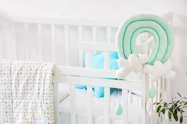 Біле Дитяче Ліжко Іграшками Стильній Дитячій Кімнаті — стокове фото