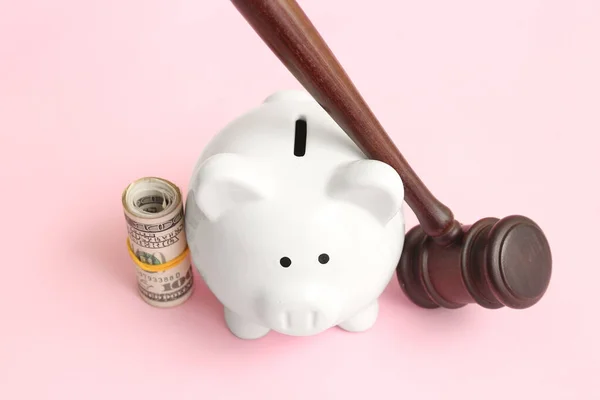 ピンクの背景に裁判官のギャベルとお金を持つ貯金箱 破産概念 — ストック写真