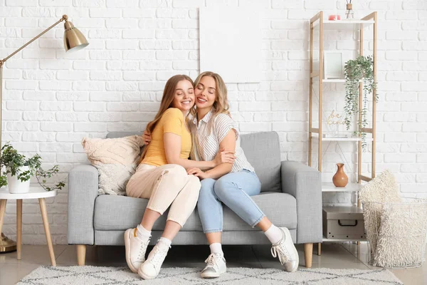 Young Sisters Hugging Sofa Home — Stock Photo, Image