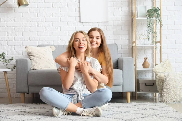 Młode Siostry Przytulające Się Domu — Zdjęcie stockowe