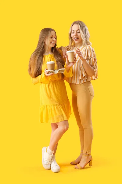 Mladé Sestry Šálky Kávy Žlutém Pozadí — Stock fotografie