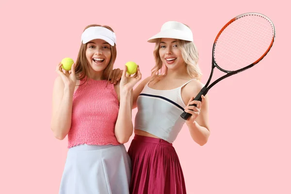 Fiatal Nővérek Tenisz Ütő Labdák Rózsaszín Háttér — Stock Fotó