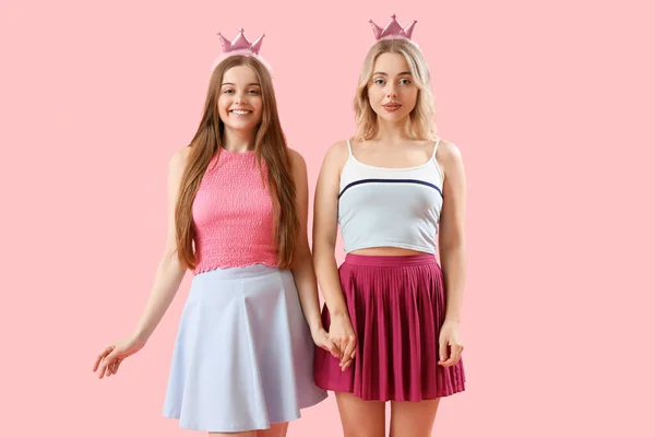 Young Sisters Crowns Holding Hands Pink Background — Stock Photo, Image
