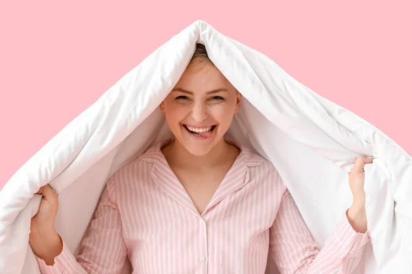 Молодая Женщина Мягким Одеялом Розовом Фоне Крупным Планом — стоковое фото