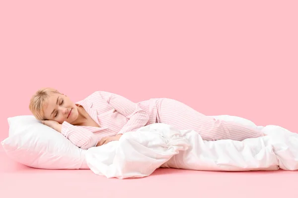 Jovem Com Travesseiro Cobertor Macio Dormindo Fundo Rosa — Fotografia de Stock