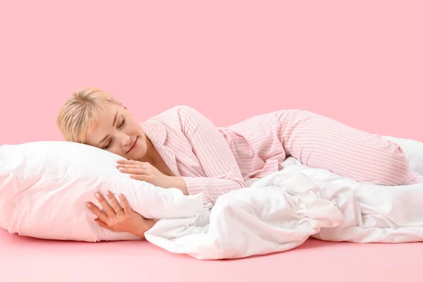 Jovem Com Travesseiro Cobertor Macio Dormindo Fundo Rosa — Fotografia de Stock