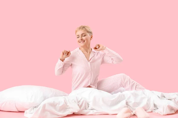 Проснулась Молодая Женщина Мягким Одеялом Подушкой Розовом Фоне — стоковое фото