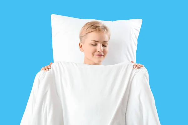 Młoda Kobieta Miękkim Kocem Poduszką Śpi Niebieskim Tle — Zdjęcie stockowe