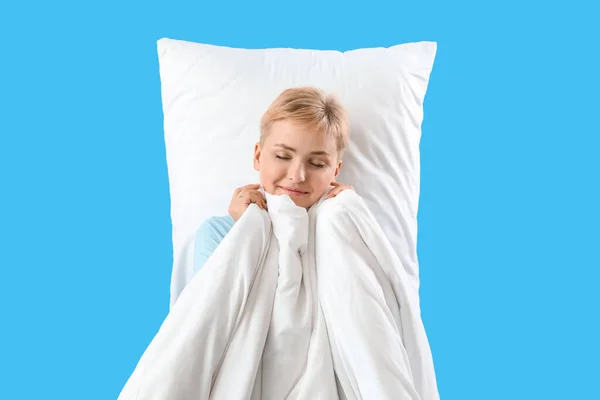 Молода Жінка Якою Ковдрою Подушкою Спить Синьому Фоні — стокове фото