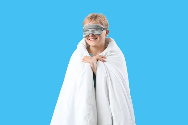 Jeune Femme Masque Sommeil Avec Couverture Douce Sur Fond Bleu — Photo