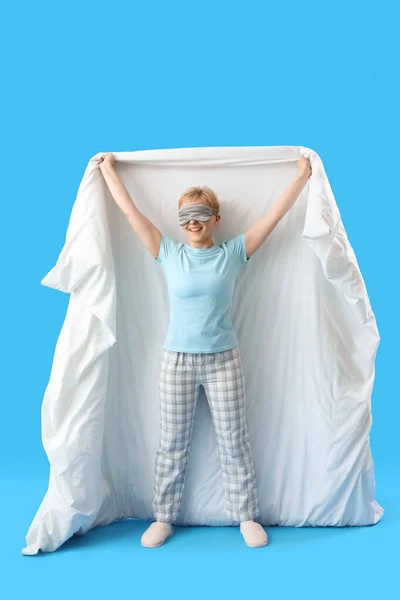 Jovem Mulher Máscara Dormir Com Cobertor Macio Fundo Azul — Fotografia de Stock
