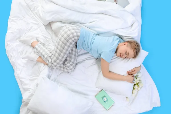 Jovem Com Travesseiro Cobertor Macio Dormindo Fundo Azul Vista Superior — Fotografia de Stock