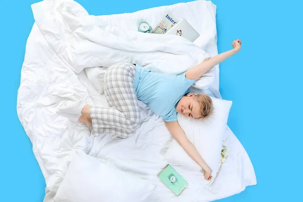 Молодая Женщина Подушкой Мягким Одеялом Лежит Синем Фоне — стоковое фото