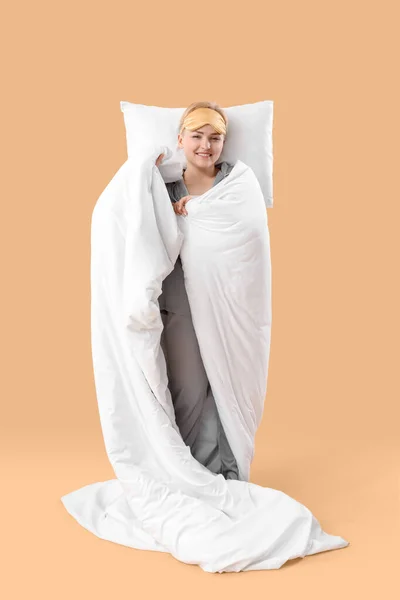 Jovem Com Travesseiro Cobertor Fundo Bege — Fotografia de Stock