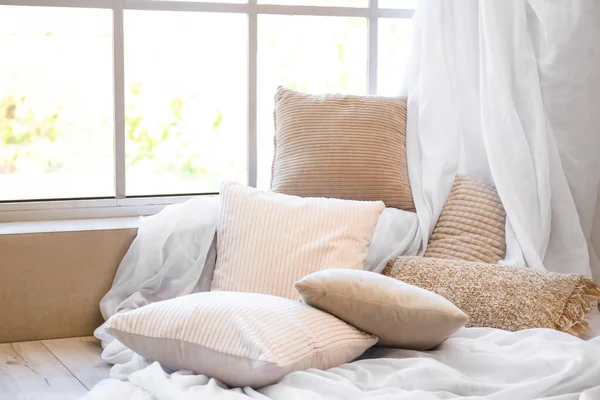 灯室靠窗的有窗帘的时髦枕头 — 图库照片