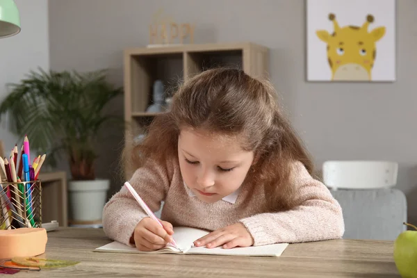Симпатична Маленька Дівчинка Пише Книзі Вдома — стокове фото