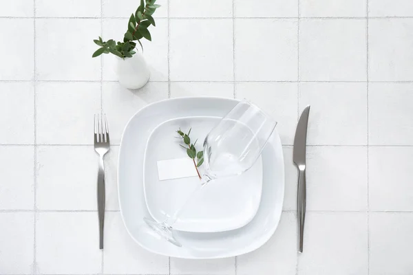 Apparecchiatura Elegante Tavolo Con Vetro Carta Bianca Sfondo Piastrelle Bianche — Foto Stock
