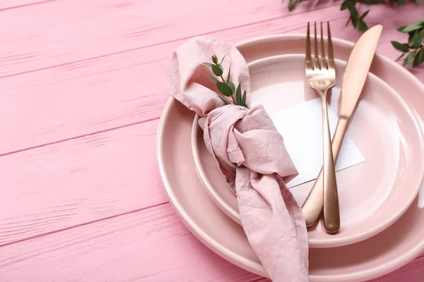 ピンクの木の背景に空白のカードと植物の枝でスタイリッシュなテーブル設定 — ストック写真