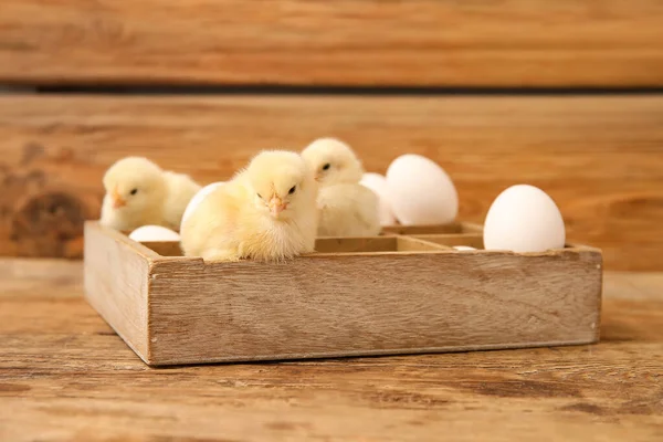 Caja Con Polluelo Lindo Huevos Sobre Fondo Madera —  Fotos de Stock