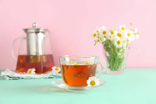 Bir Fincan Doğal Papatya Çayıyla Çaydanlık Pembe Duvarın Yanındaki Turkuaz — Stok fotoğraf