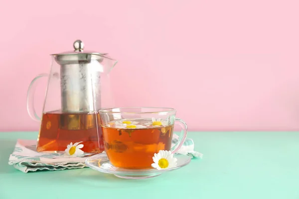 Чайник Чашкой Натурального Ромашкового Чая Цветов Бирюзовом Столе Возле Розовой — стоковое фото