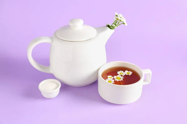 Teekanne Mit Natürlichem Kamillentee Zucker Und Blumen Auf Fliederfarbenem Hintergrund — Stockfoto
