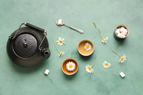 Teekanne Mit Tassen Natürlichem Kamillentee Zuckerwürfeln Und Blumen Auf Grünem — Stockfoto