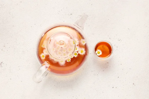 Teekanne Mit Natürlichem Kamillentee Und Blumen Auf Leichtem Grunge Hintergrund — Stockfoto