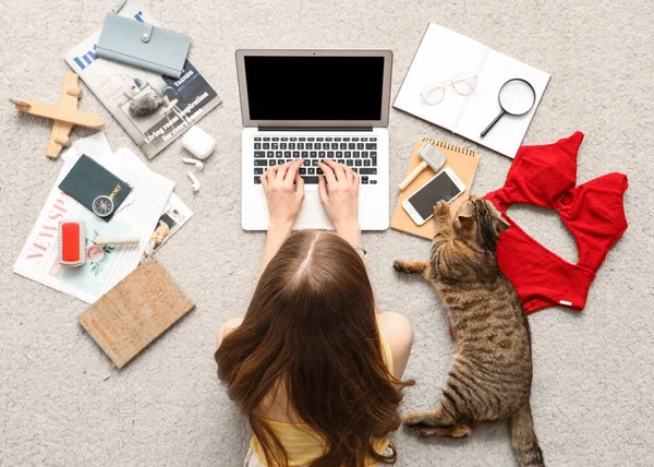 Woman Scottish Fold Cat Travelling Accessories Using Laptop Beige Carpet — Stock Photo, Image