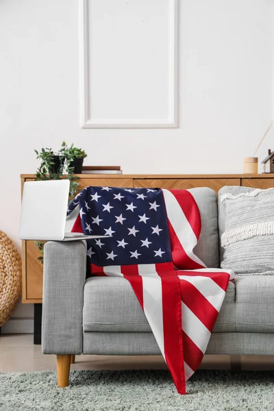 Sofa Amerikai Zászló Laptop Belső Tér Nappaliban — Stock Fotó