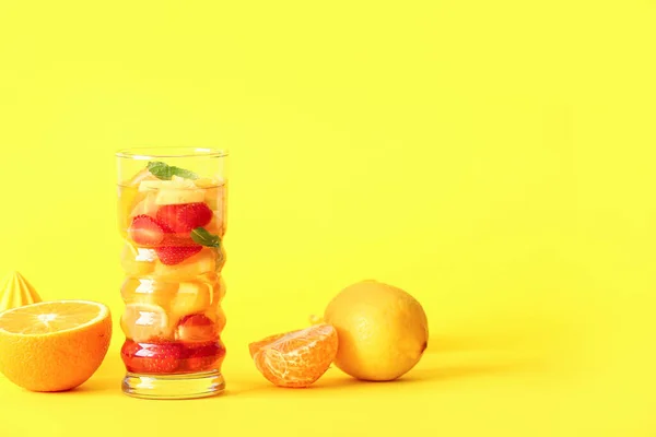 Copo Água Infundida Com Diferentes Frutas Fatiadas Fundo Amarelo — Fotografia de Stock