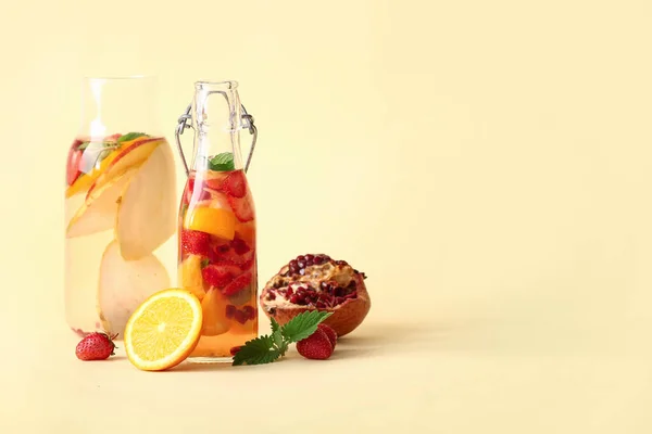 Butelki Wody Różnymi Plastrami Owoców Beżowym Tle — Zdjęcie stockowe