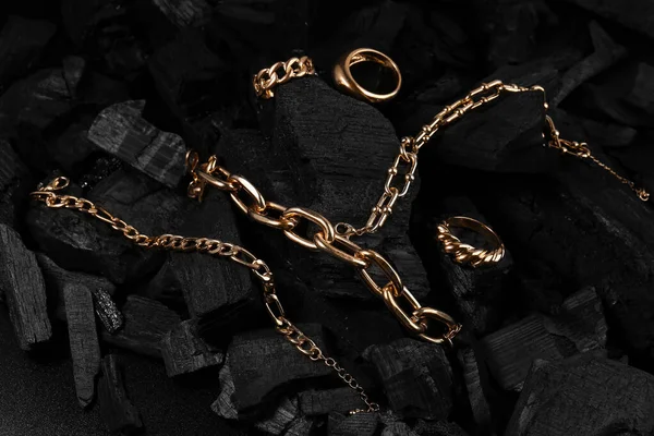 黑炭上漂亮的链环和手镯 — 图库照片