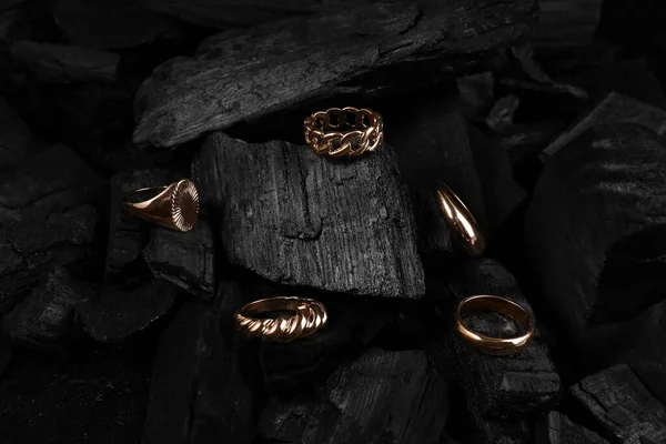 黑炭上漂亮的戒指 — 图库照片