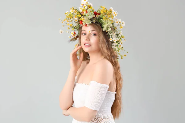 Açık Arkaplanda Çiçek Çelengi Giymiş Güzel Bir Kadın Yaz Gündönümü — Stok fotoğraf