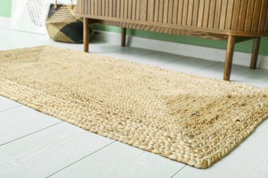 Çekmeceler ve hasır halı oturma odasında, yakın plan.