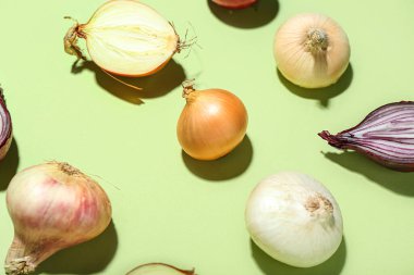 Yeşil arka planda farklı soğan türleri, yakın plan