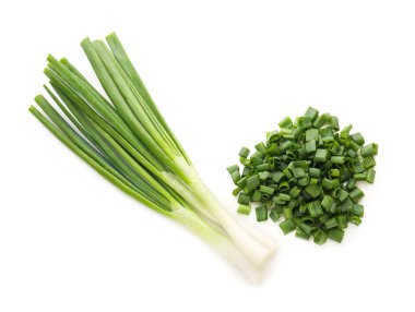 Beyaz arka planda taze yeşil soğan dilimleri