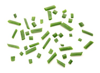 Beyaz arka planda taze yeşil soğan dilimleri