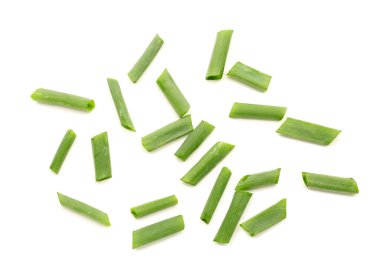 Beyaz arka planda taze yeşil soğan dilimleri