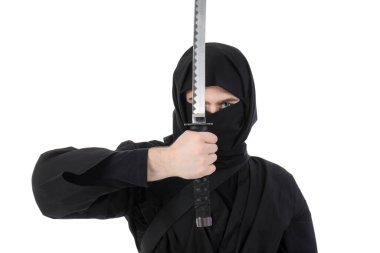 Beyaz arka planda kılıç taşıyan erkek ninja.