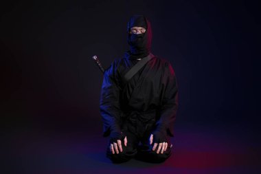 Siyah arka planda erkek ninja