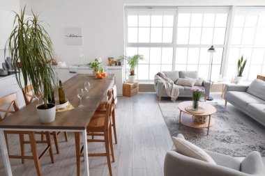 Ada masasında şarap şişeleri ve bardaklar açık mutfağın içinde.